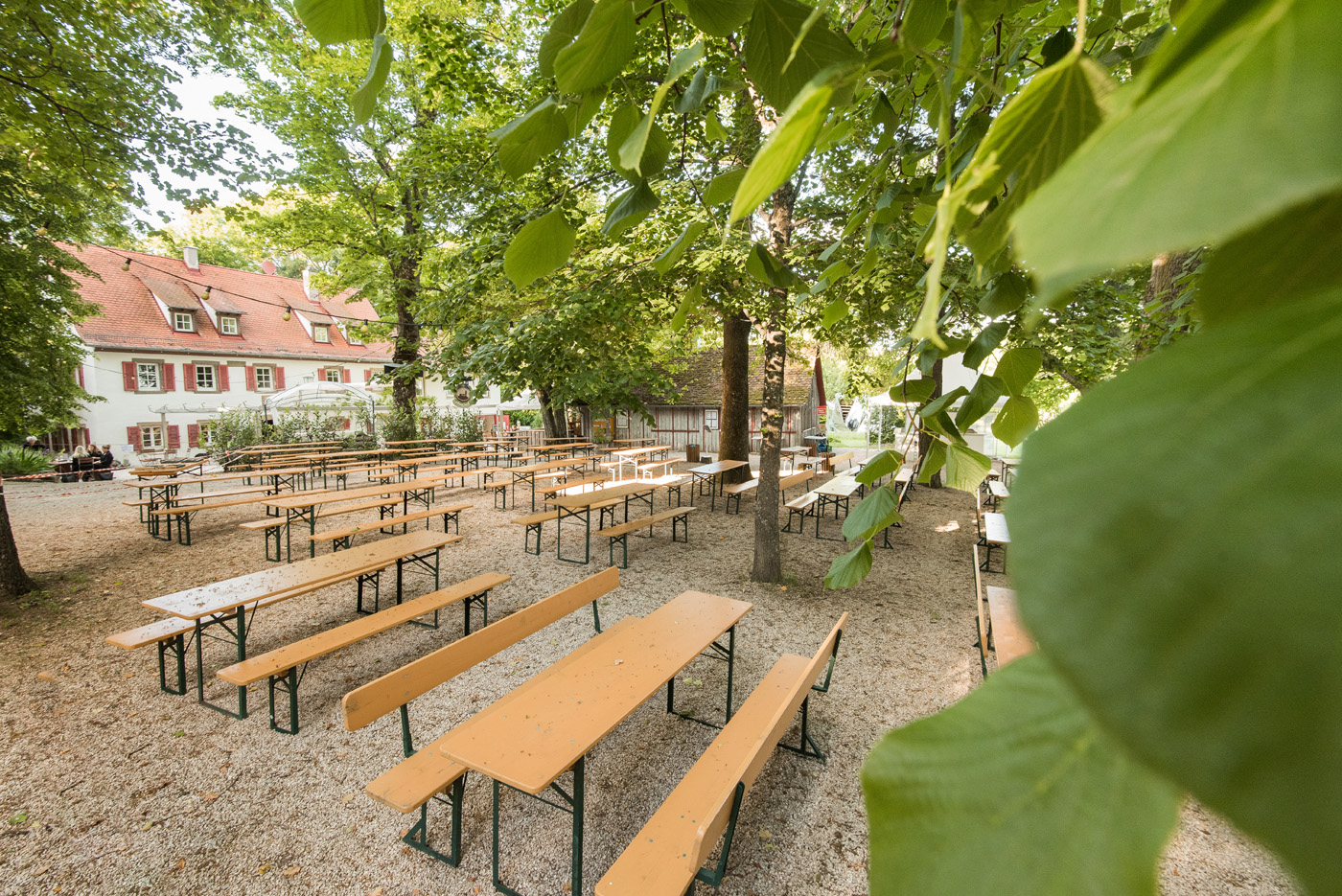 Einkorn Gasthaus Biergarten Bierbänke in Kieshof