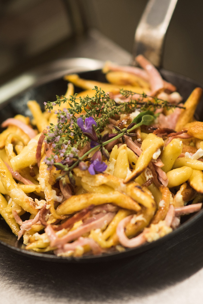 Spätzlepfanne mit Blumen dekoriert