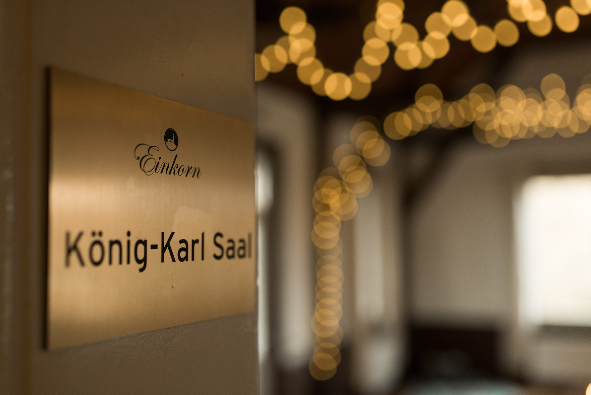 Nahaufnahme Schild König-Karl Saal mit Logo Burgruine Einkorn Gasthaus Hostel