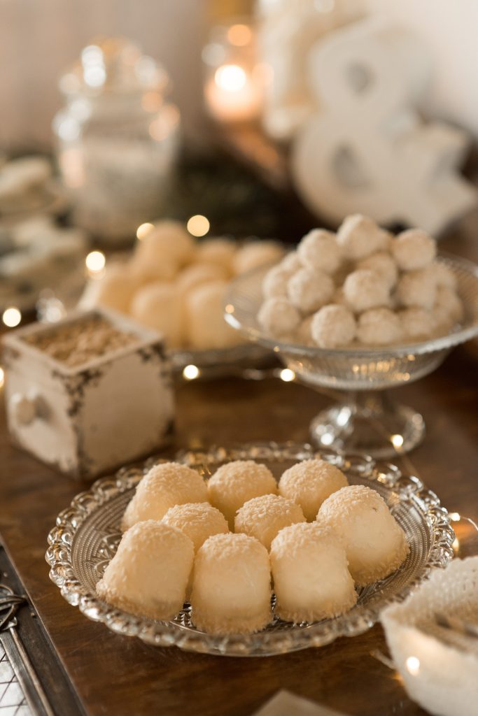 Dessertplatten mit weißen Pralinen auf Silbertellern